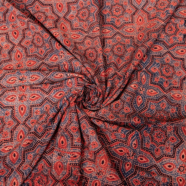 〔1m切り売り〕アジュラックプール村からやってきた　昔ながらの木版染めアジュラックデザイン布〔約112cm〕 - レッド系 5 - 生地の拡大写真です。とても良い風合いです。