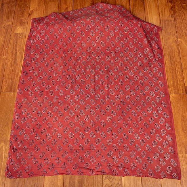 〔1m切り売り〕アジュラックプール村からやってきた　昔ながらの木版染め更紗模様布〔約110cm〕 - レッド系 2 - とても素敵な雰囲気です