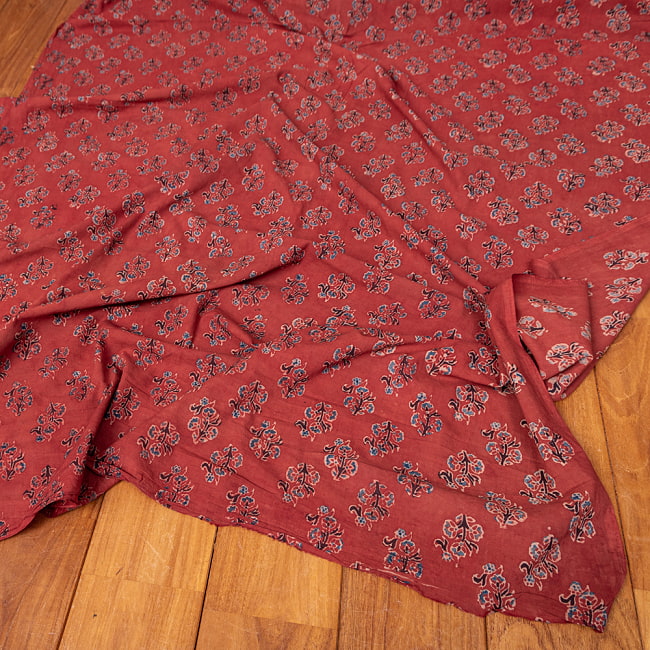 〔1m切り売り〕アジュラックプール村からやってきた　昔ながらの木版染め更紗模様布〔約110cm〕 - レッド系の写真1枚目です。インドらしい味わいのある布地です。切り売り　テーブルクロス　おしゃれ,量り売り布,アジア布 量り売り,手芸,裁縫,生地,アジアン,ファブリック,アジュラック