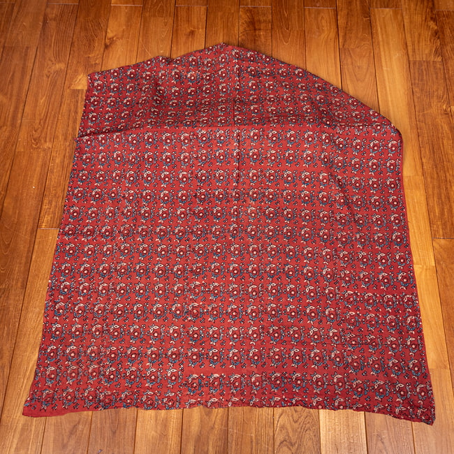 〔1m切り売り〕アジュラックプール村からやってきた　昔ながらの木版染め更紗模様布〔約109cm〕 - レッド系 2 - とても素敵な雰囲気です