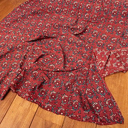 〔1m切り売り〕アジュラックプール村からやってきた　昔ながらの木版染め更紗模様布〔約109cm〕 - レッド系の商品写真