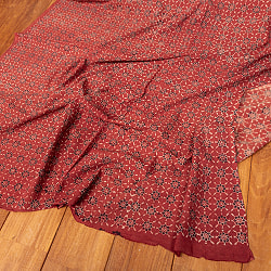 〔1m切り売り〕アジュラックプール村からやってきた　昔ながらの木版染め更紗模様布〔約110cm〕 - レッド系の商品写真