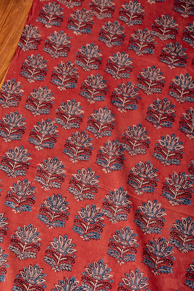 〔1m切り売り〕アジュラックプール村からやってきた　昔ながらの木版染め更紗模様布〔約110cm〕 - レッド系 3 - 1mの長さごとにご購入いただけます。