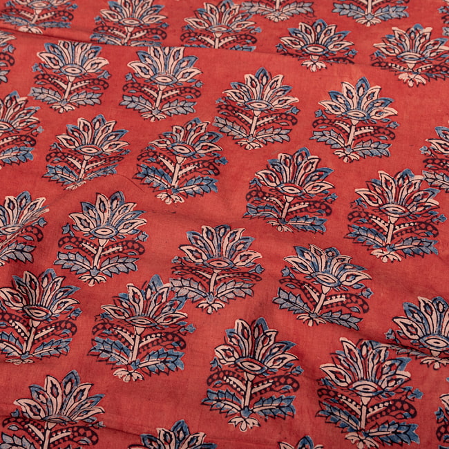 〔1m切り売り〕アジュラックプール村からやってきた　昔ながらの木版染め更紗模様布〔約110cm〕 - レッド系 4 - インドならではの布ですね。