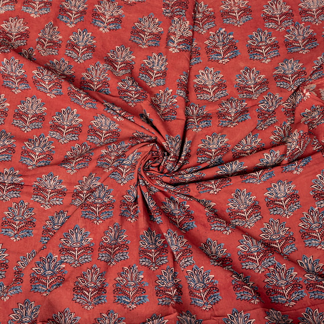 〔1m切り売り〕アジュラックプール村からやってきた　昔ながらの木版染め更紗模様布〔約110cm〕 - レッド系 5 - 生地の拡大写真です。とても良い風合いです。