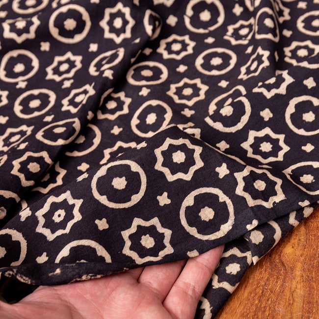 〔1m切り売り〕アジュラックプール村からやってきた　昔ながらの木版染めアジュラックデザイン布〔約114cm〕 6 - 生地を広げてみたところです。横幅もしっかりあります。注文個数に応じた長さにカットしてお送りいたします。