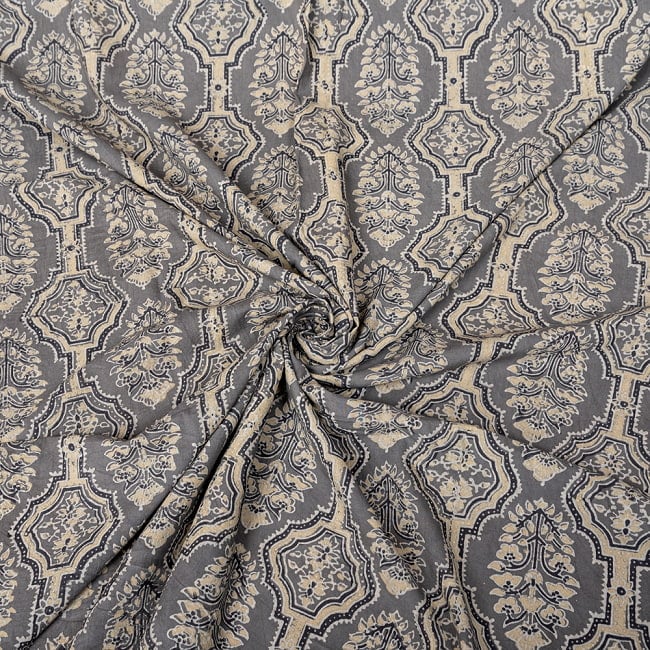 〔1m切り売り〕アジュラックプール村からやってきた　昔ながらの木版染め更紗模様布〔約113cm〕 - グレー系 5 - 生地の拡大写真です。とても良い風合いです。