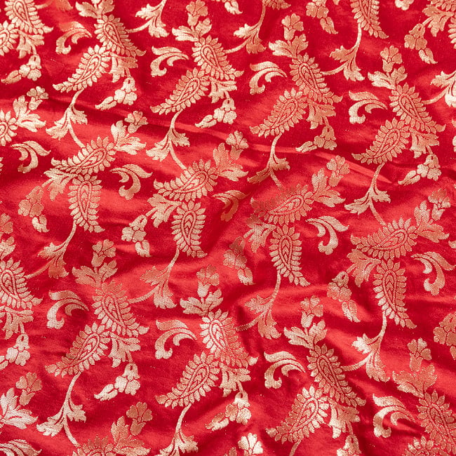 〔1m切り売り〕〔各色あり〕インドの伝統模様布　光沢感のあるブロケード生地に　美しい金糸の紋織　更紗〔幅約113cm〕 4 - 生地の拡大写真です