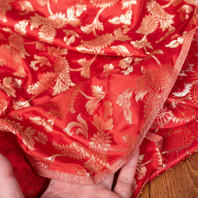 〔1m切り売り〕〔各色あり〕インドの伝統模様布　光沢感のあるブロケード生地に　美しい金糸の紋織　更紗〔幅約113cm〕 6 - 生地の拡大写真です