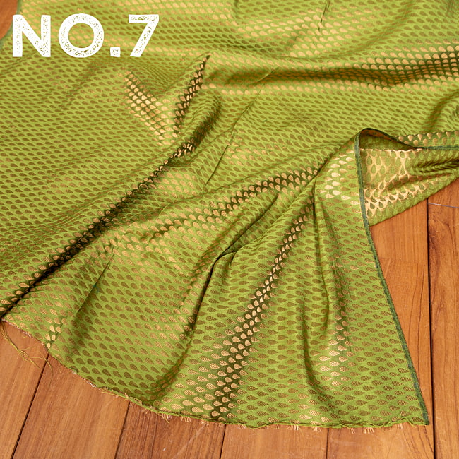 〔1m切り売り〕〔各色あり〕インドの伝統模様布　光沢感のあるブロケード生地に　美しい金糸の紋織　雨模様〔幅約108cm〕 15 - No.7：グリーンティー