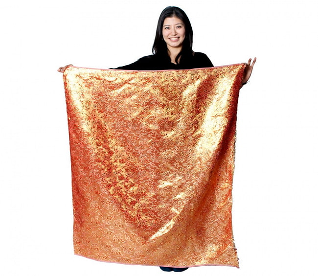 〔1m切り売り〕〔各色あり〕インドの伝統模様布　光沢感のあるブロケード生地に　美しい金糸の紋織　雨模様〔幅約108cm〕 7 - 類似サイズ品を1m切ってみたところです。横幅がしっかりあるので、結構沢山使えますよ。
