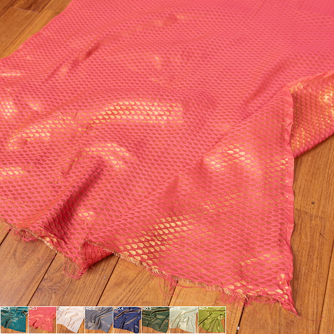 〔1m切り売り〕〔各色あり〕インドの伝統模様布　光沢感のあるブロケード生地に　美しい金糸の紋織　雨模様〔幅約108cm〕の写真
