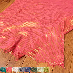 〔1m切り売り〕〔各色あり〕インドの伝統模様布　光沢感のあるブロケード生地に　美しい金糸の紋織　雨模様〔幅約108cm〕の商品写真