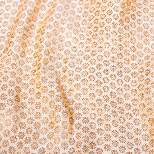 〔1m切り売り〕〔各色あり〕インドの伝統模様布　光沢感のあるブロケード生地に　美しい金糸の紋織　菊模様〔幅約107cm〕 4 - 生地の拡大写真です
