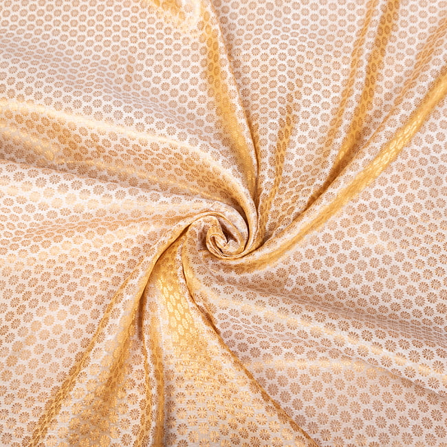 〔1m切り売り〕〔各色あり〕インドの伝統模様布　光沢感のあるブロケード生地に　美しい金糸の紋織　菊模様〔幅約107cm〕 5 - 陰影があるとこのような感じになります
