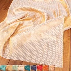 〔1m単位切り売り〕〔各色あり〕インドの伝統模様布 光沢感のあるブロケード生地に 美しい金糸の紋織 菊模様〔幅約107cm〕