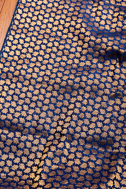 〔1m単位切り売り〕〔各色あり〕インドの伝統模様布　光沢感のあるブロケード生地に　美しい金糸の紋織　葉模様〔幅約106cm〕 - サブ3