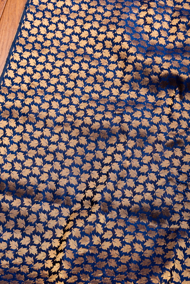 〔1m切り売り〕〔各色あり〕インドの伝統模様布　光沢感のあるブロケード生地に　美しい金糸の紋織　葉模様〔幅約106cm〕 3 - インドならではの布ですね