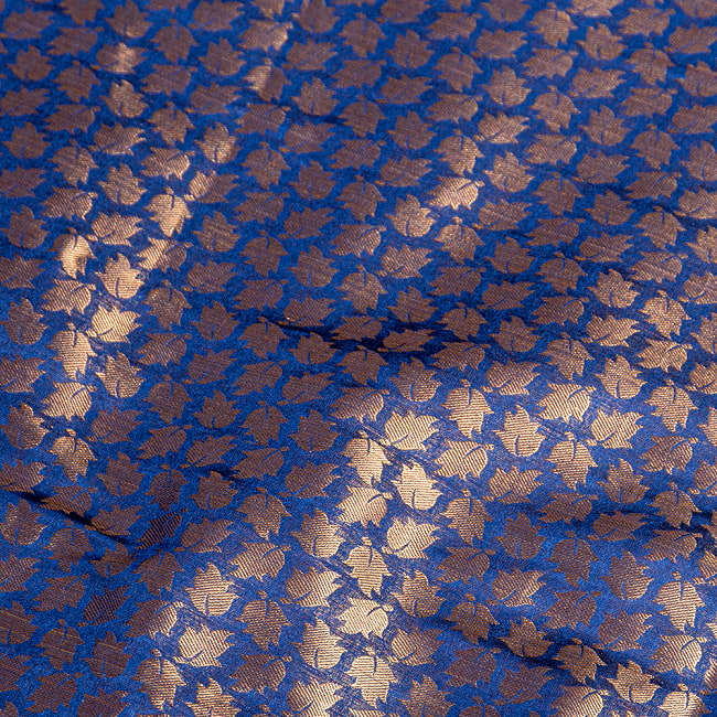 〔1m切り売り〕〔各色あり〕インドの伝統模様布　光沢感のあるブロケード生地に　美しい金糸の紋織　葉模様〔幅約106cm〕 4 - 生地の拡大写真です