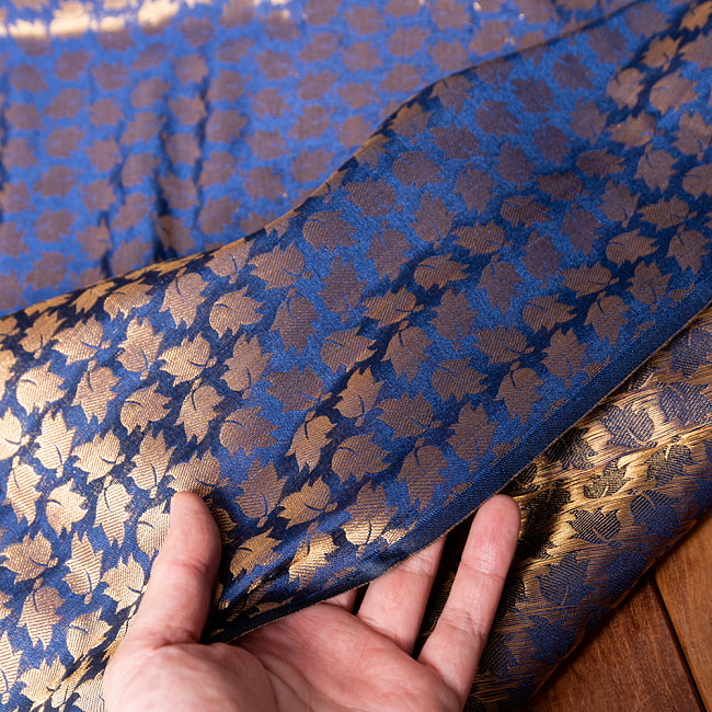 〔1m切り売り〕〔各色あり〕インドの伝統模様布　光沢感のあるブロケード生地に　美しい金糸の紋織　葉模様〔幅約106cm〕 6 - 生地の拡大写真です