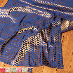 〔1m切り売り〕〔各色あり〕インドの伝統模様布　光沢感のあるブロケード生地に　美しい金糸の紋織　葉模様〔幅約106cm〕の商品写真