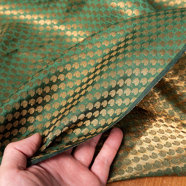 〔1m切り売り〕〔各色あり〕インドの伝統模様布　光沢感のあるブロケード生地に　美しい金糸の紋織〔幅約107cm〕 6 - 生地の拡大写真です