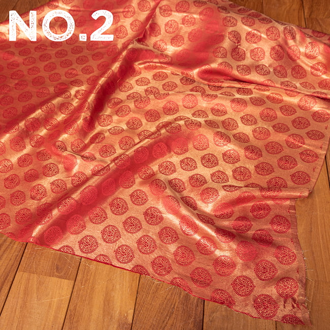 〔1m切り売り〕〔各色あり〕インドの伝統模様布　光沢感のあるブロケード生地に　美しい金糸の紋織〔幅約118cm〕 10 - No.2：レッド