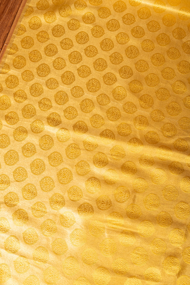〔1m切り売り〕〔各色あり〕インドの伝統模様布　光沢感のあるブロケード生地に　美しい金糸の紋織〔幅約118cm〕 3 - インドならではの布ですね