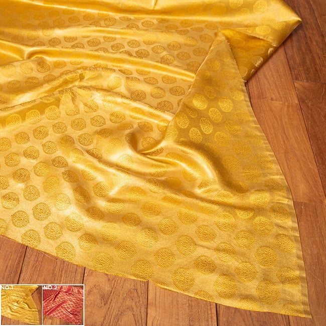 〔1m切り売り〕〔各色あり〕インドの伝統模様布　光沢感のあるブロケード生地に　美しい金糸の紋織〔幅約118cm〕の写真1枚目です。とても雰囲気のある、インドからやって来た切り売りの生地です。キラキラ布,豪華な布,切り売り　テーブルクロス　おしゃれ,計り売り布,布 生地,アジア布,手芸,生地,アジアン,ファブリック,テーブルクロス,ソファーカバー