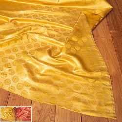 〔1m切り売り〕〔各色あり〕インドの伝統模様布　光沢感のあるブロケード生地に　美しい金糸の紋織〔幅約118cm〕の商品写真