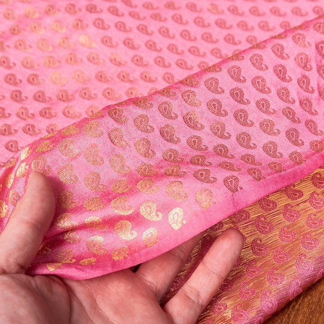 〔1m切り売り〕〔各色あり〕インドの伝統模様布　光沢感のあるブロケード生地に　美しい金糸の紋織　ペイズリー〔幅約111cm〕 6 - 生地の拡大写真です