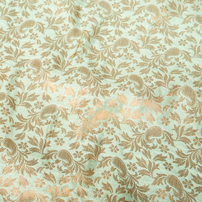 〔1m切り売り〕〔各色あり〕インドの伝統模様布　光沢感のあるブロケード生地に　美しい金糸の紋織　更紗〔幅約110cm〕 4 - 生地の拡大写真です
