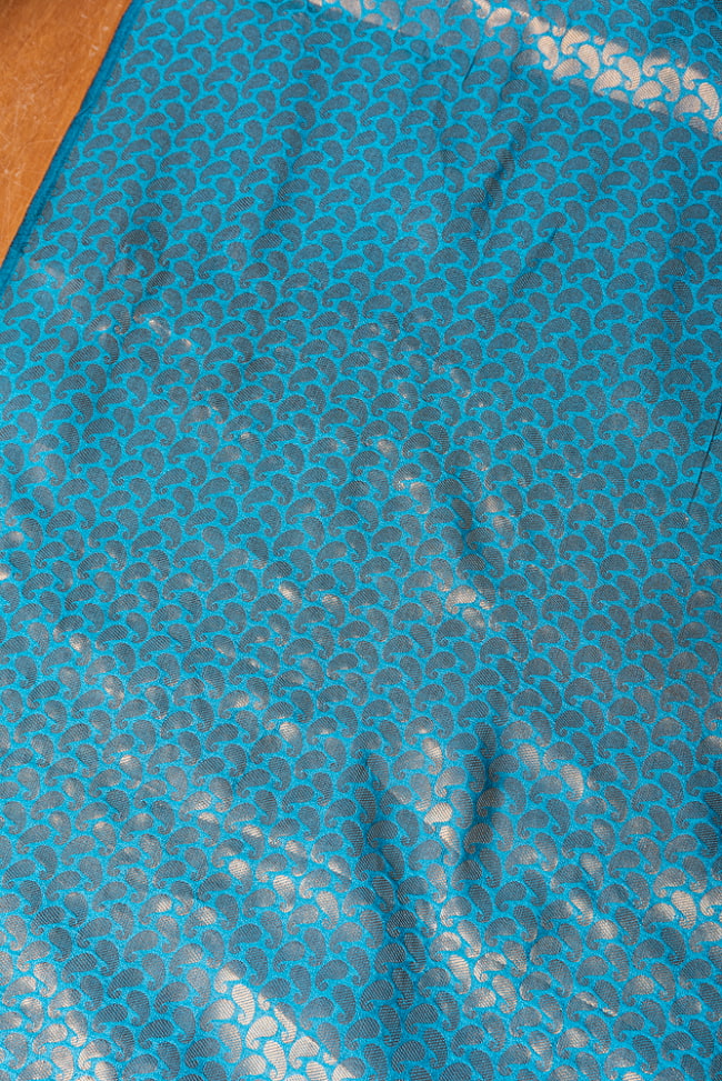 〔1m切り売り〕〔各色あり〕インドの伝統模様布　光沢感のあるブロケード生地に　美しい金糸の紋織　ペイズリー〔幅約110cm〕 3 - インドならではの布ですね