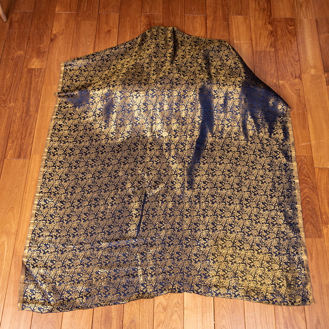 〔1m切り売り〕インドの伝統模様布　光沢感のあるブロケード生地に　美しい金糸の紋織　更紗〔幅約120cm〕 2 - 全体を広げてみたところです。1mの長さごとにご購入いただけます。