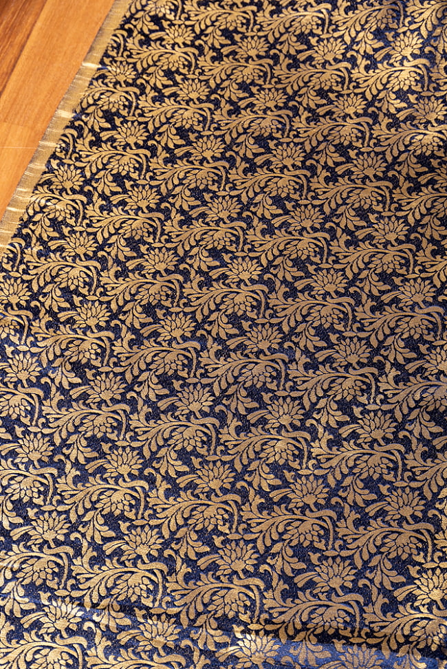 〔1m切り売り〕インドの伝統模様布　光沢感のあるブロケード生地に　美しい金糸の紋織　更紗〔幅約120cm〕 3 - インドならではの布ですね