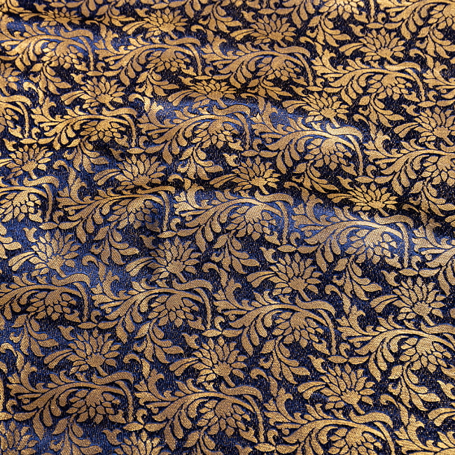 〔1m切り売り〕インドの伝統模様布　光沢感のあるブロケード生地に　美しい金糸の紋織　更紗〔幅約120cm〕 4 - 生地の拡大写真です