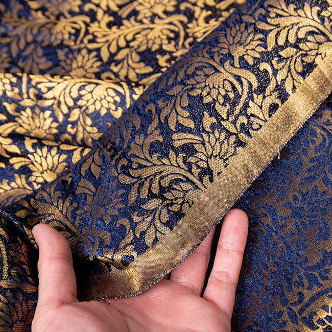 〔1m切り売り〕インドの伝統模様布　光沢感のあるブロケード生地に　美しい金糸の紋織　更紗〔幅約120cm〕 6 - 生地の拡大写真です