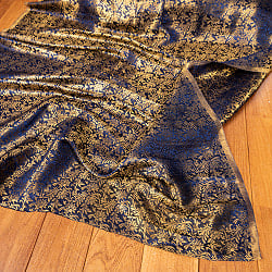 〔1m切り売り〕インドの伝統模様布　光沢感のあるブロケード生地に　美しい金糸の紋織　更紗〔幅約120cm〕の商品写真