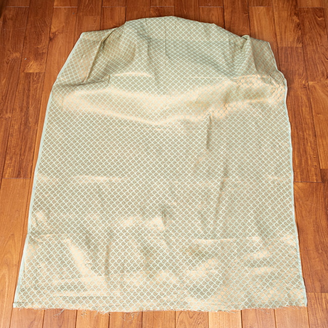 〔1m切り売り〕〔各色あり〕インドの伝統模様布　光沢感のあるブロケード生地に　美しい金糸の紋織　ペイズリー〔幅約111cm〕 2 - 全体を広げてみたところです。1mの長さごとにご購入いただけます。