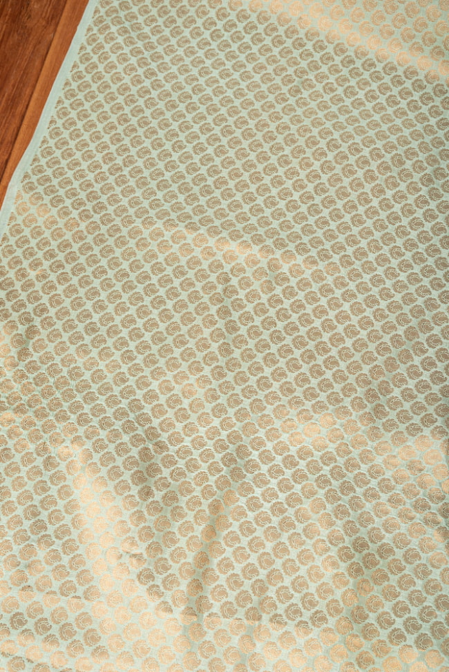 〔1m切り売り〕〔各色あり〕インドの伝統模様布　光沢感のあるブロケード生地に　美しい金糸の紋織　ペイズリー〔幅約111cm〕 3 - インドならではの布ですね