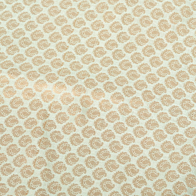 〔1m切り売り〕〔各色あり〕インドの伝統模様布　光沢感のあるブロケード生地に　美しい金糸の紋織　ペイズリー〔幅約111cm〕 4 - 生地の拡大写真です