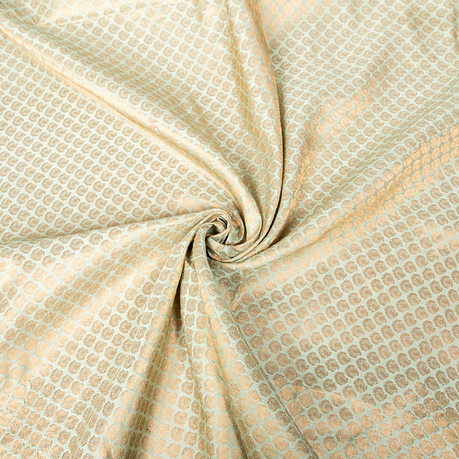 〔1m切り売り〕〔各色あり〕インドの伝統模様布　光沢感のあるブロケード生地に　美しい金糸の紋織　ペイズリー〔幅約111cm〕 5 - 陰影があるとこのような感じになります