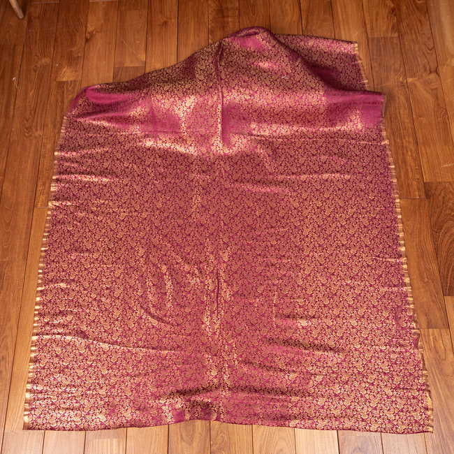 〔1m切り売り〕〔各色あり〕インドの伝統模様布　光沢感のあるブロケード生地に　美しい金糸の紋織　更紗〔幅約118cm〕 2 - 全体を広げてみたところです。1mの長さごとにご購入いただけます。