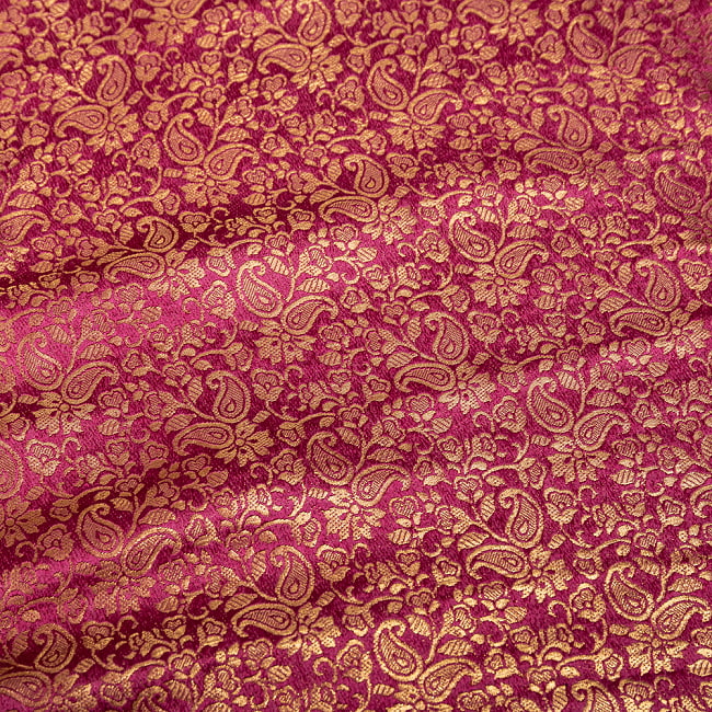〔1m切り売り〕〔各色あり〕インドの伝統模様布　光沢感のあるブロケード生地に　美しい金糸の紋織　更紗〔幅約118cm〕 4 - 生地の拡大写真です