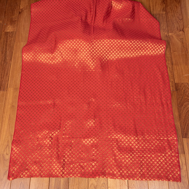 〔1m切り売り〕インドの伝統模様布　光沢感のあるブロケード生地に　美しい金糸の紋織〔幅約108cm〕 2 - 全体を広げてみたところです。1mの長さごとにご購入いただけます。