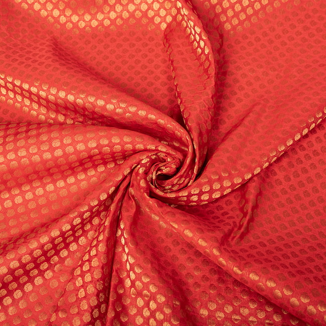 〔1m切り売り〕インドの伝統模様布　光沢感のあるブロケード生地に　美しい金糸の紋織〔幅約108cm〕 5 - 陰影があるとこのような感じになります