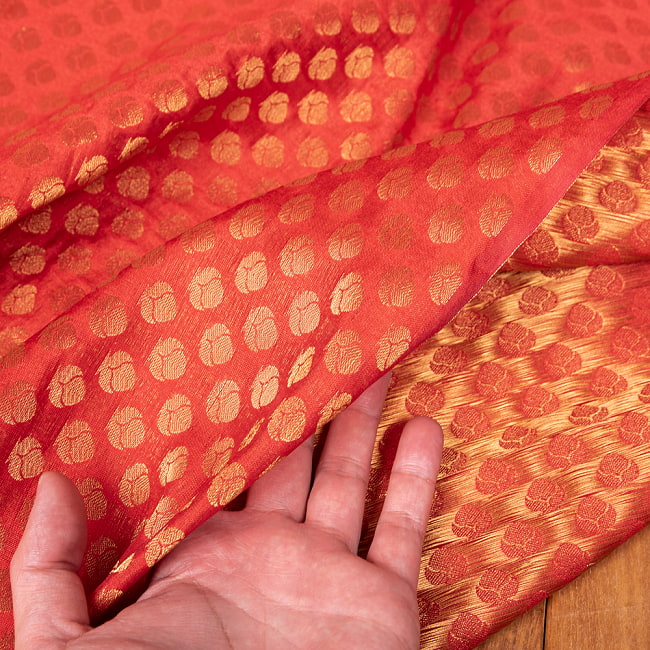 〔1m切り売り〕インドの伝統模様布　光沢感のあるブロケード生地に　美しい金糸の紋織〔幅約108cm〕 6 - 生地の拡大写真です