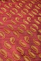〔1m切り売り〕インドの伝統模様布 - 赤ペイズリー〔幅120cm〕の商品写真