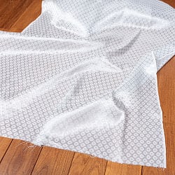 〔1m単位切り売り〕インドの伝統模様布　光沢感のあるブロケード生地〔幅約106cm〕の商品写真