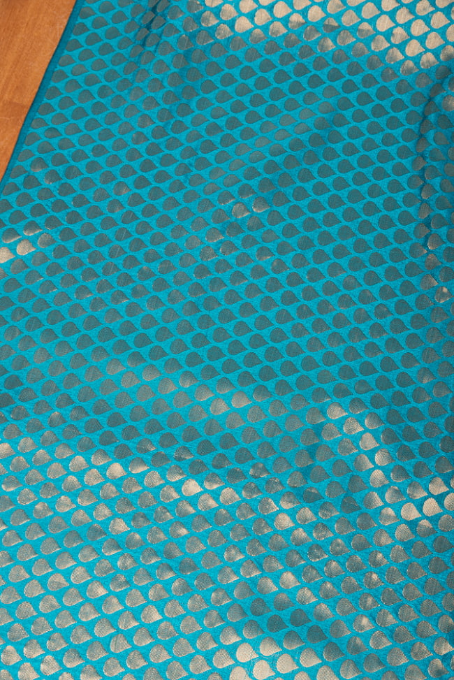 〔1m切り売り〕インドの伝統模様布　光沢感のあるブロケード生地に　美しい金糸の紋織　雨模様〔幅約109cm〕 3 - インドならではの布ですね